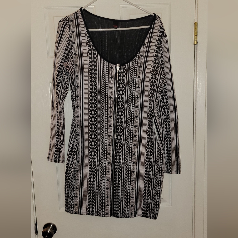 Long sleeve black and white pattern dress with front zipper size XL from Bongo